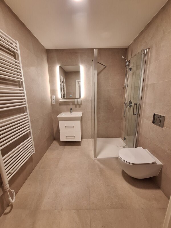 Pronájem bytu 1+kk s předzahrádkou a vyhrazeným parkovacím stáním