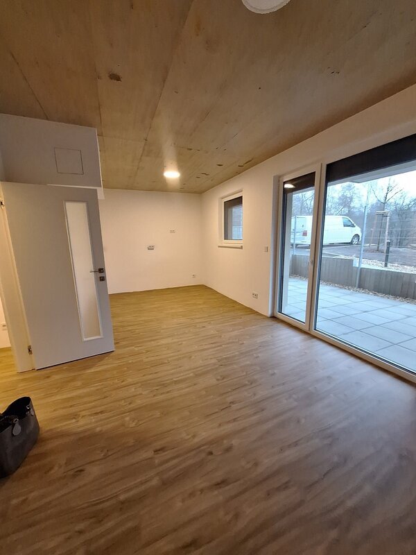 Pronájem bytu 1+kk s předzahrádkou a vyhrazeným parkovacím stáním