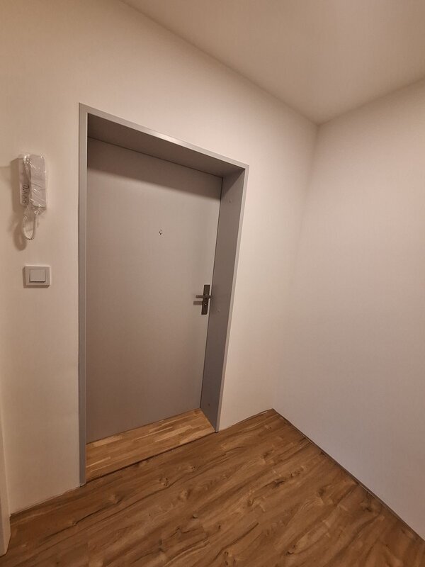 Pronájem bytu 1+kk s předzahrádkou a vyhrazeným parkovacím stáním