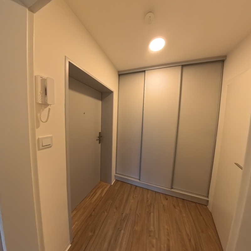 Pronájem bytu 1+kk s předzahrádkou a vyhrazeným parkovacím stáním