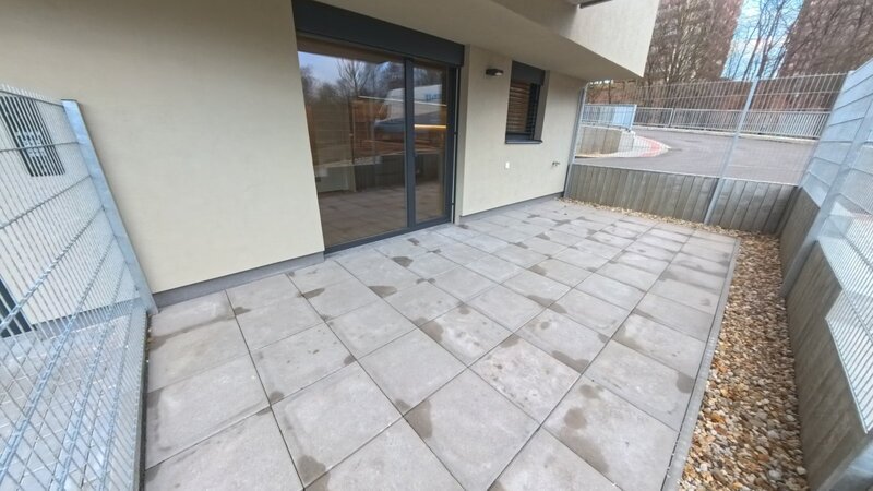 Pronájem bytu 1+kk s předzahrádkou a vyhrazeným parkovacím stáním