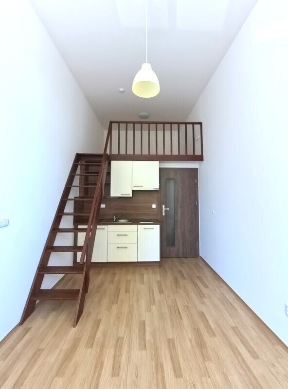 Pronájem bytu 1+kk s odděleným spaním v patře v Liberci, ul. Švermova