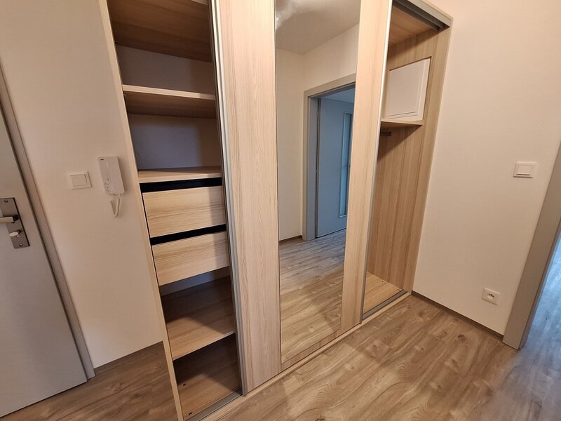 Pronájem bytu 2+1 s balkonem a krytým parkovacím stáním - Liberec - Staré Pavlovice, ul. Polní