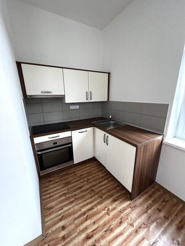 Pronájem bytu 1+kk v Liberci, ul. Sládkova