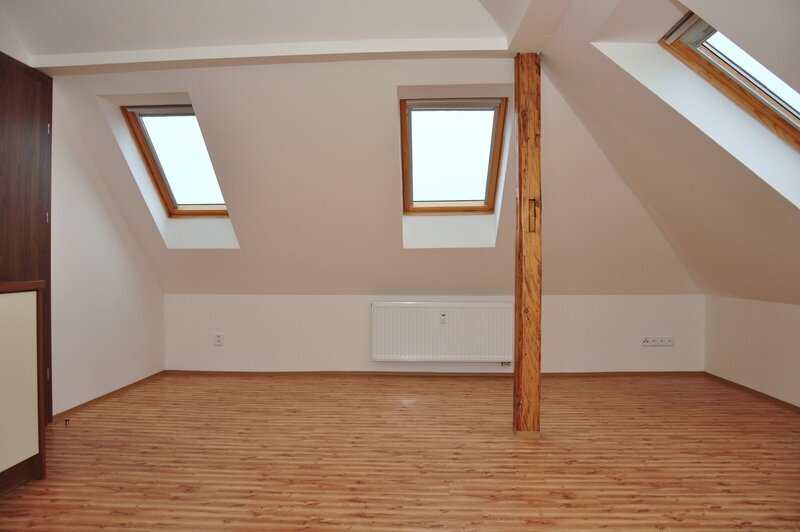 Pronájem podkrovního bytu 1+kk v Liberci, ul. Sládkova