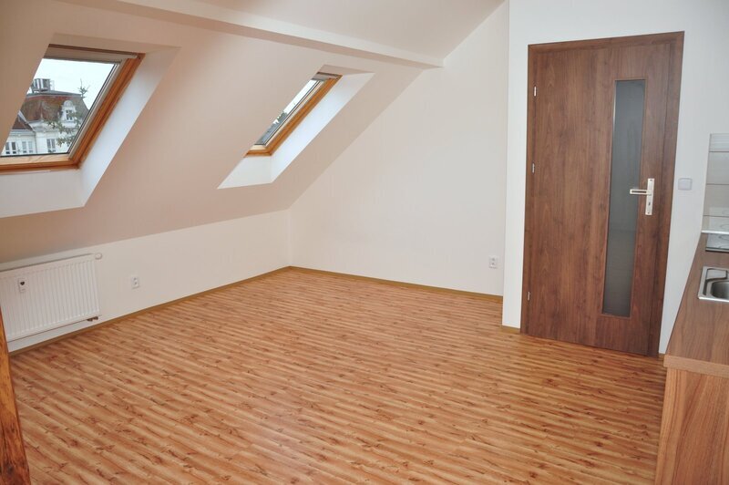 Pronájem podkrovního bytu 1+kk v Liberci, ul. Sládkova