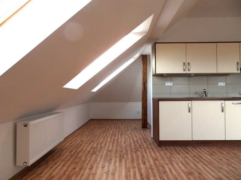 Pronájem podkrovního bytu 1+kk v Liberci, ul. Sládkova