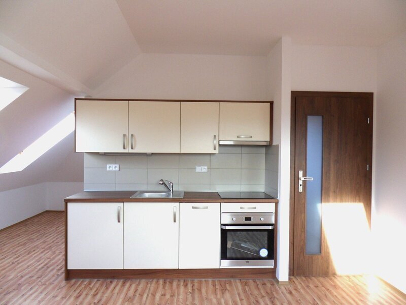 Pronájem podkrovního bytu 1+kk v Liberci, ul. Sládkova