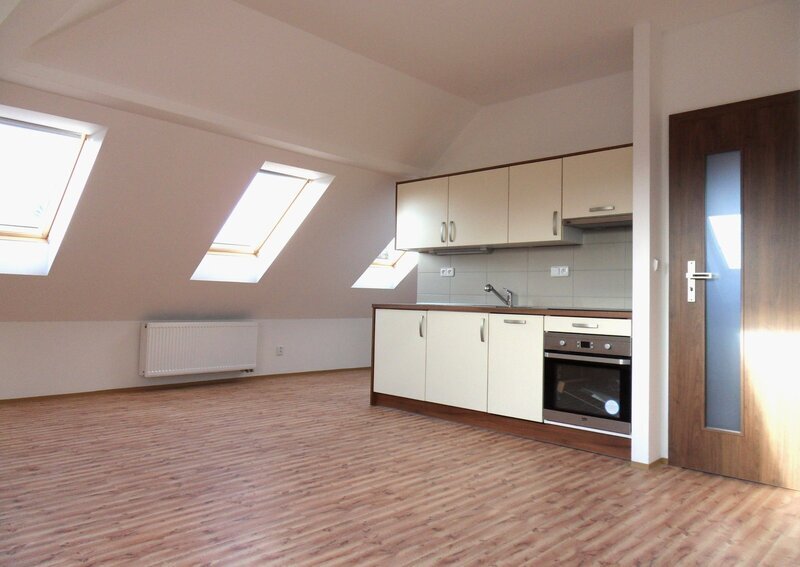 Pronájem podkrovního bytu 1+kk v Liberci, ul. Sládkova