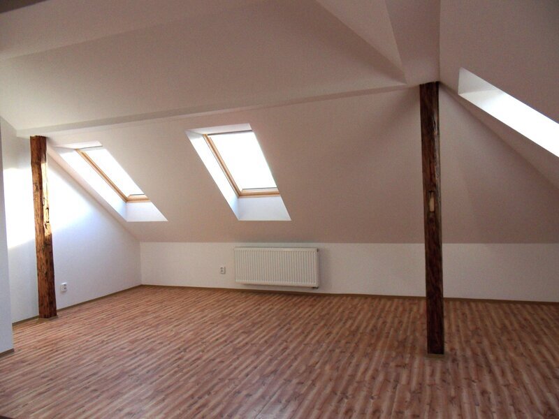 Pronájem podkrovního bytu 1+kk v Liberci, ul. Sládkova