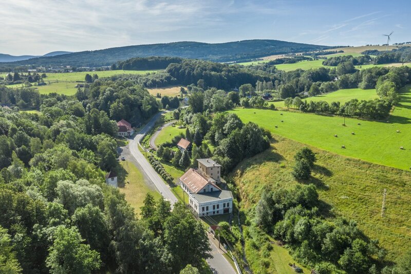 Prodej prvorepublikové vily se zavedenou sklářskou dílnou v Heřmanicích u Frýdlantu