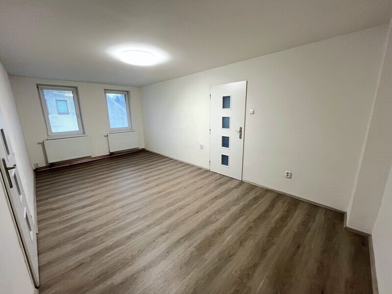 Pronájem bytu 2+kk po rekonstrukci, se zahradou ve Vesci, ul. U Družiny