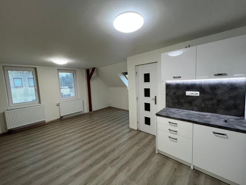 Pronájem bytu 2+kk po rekonstrukci, se zahradou ve Vesci, ul. U Družiny